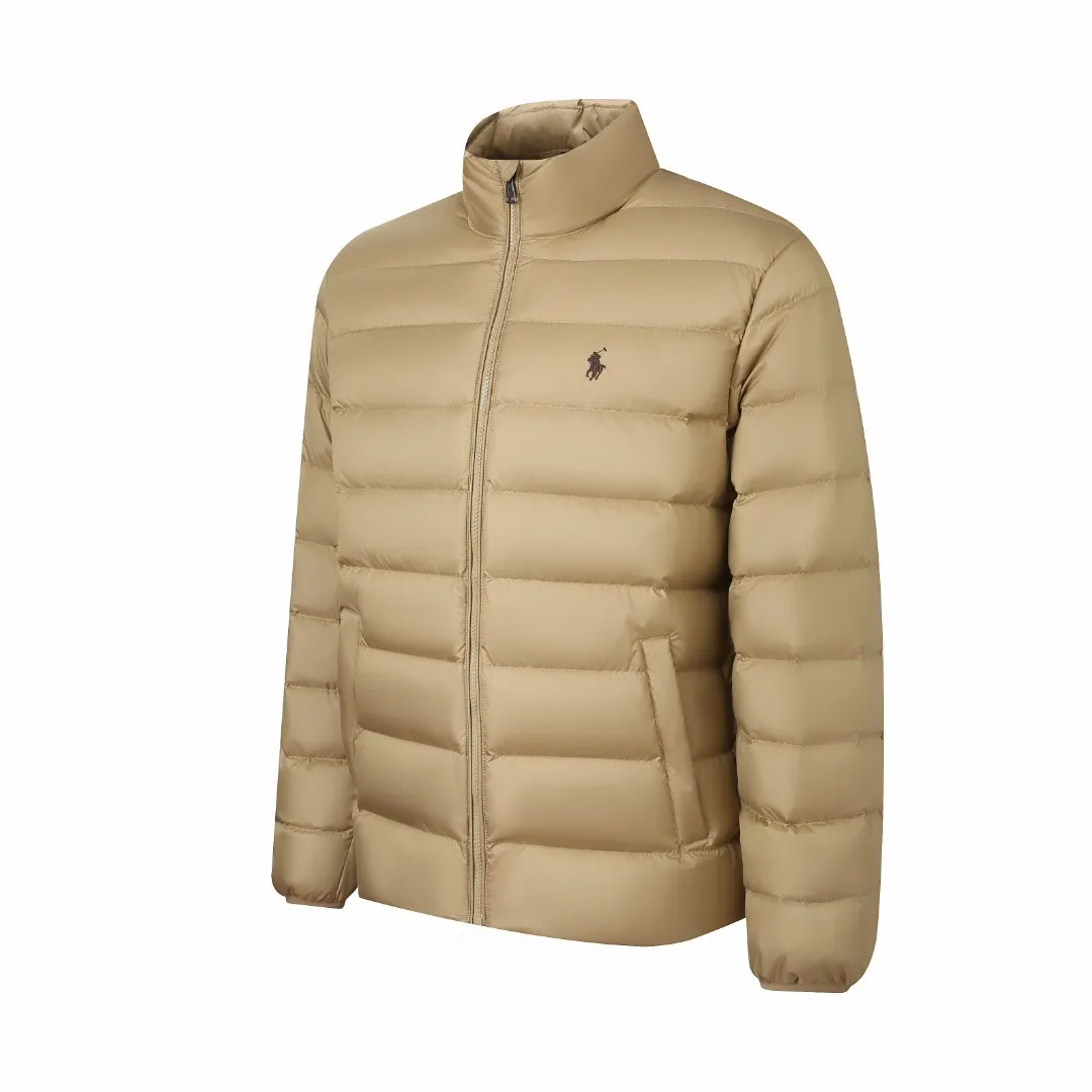 P900 Ralph Lauren Pony Embroidered Stand Collar Lightweight Down Jacket (khaki) The fabric is made of nylon fabric with good windproof and waterproof properties, which can effectively block the intrusion of wind and rain from the outside and keep the inside dry. It is suitable for wearing in humid or rainy environments. The high-quality filling is made of 90 white duck down with a weight of 260g, ensuring excellent thermal insulation performance. After strict screening and processing, the velvet is not easy to get drilled, ensuring durability. The red label on the chest is made with an imported MECLO embroidery machine. The original pattern is scanned first, and then high-quality silk thread is used to make a pattern. The density effect is adjusted by continuous pattern making. The details are processed and the exquisite zipper design is simple and elegant, easy to operate. The closing design of the cuffs and hem effectively prevents the intrusion of cold wind and improves the warmth and comfort of wearing. Size:S-M-L-XL